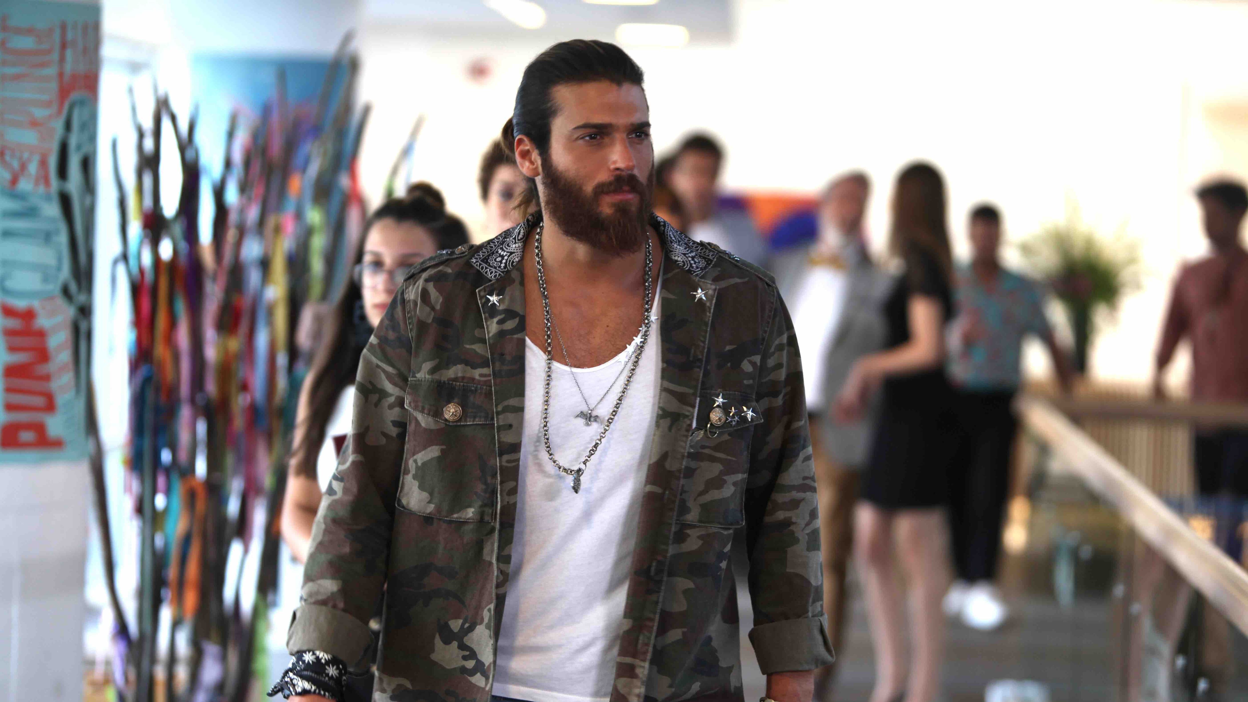 Can Yaman arriva in Italia. Le fan in rivolta per non far cancellare la serie