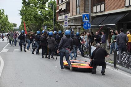 Massa, scontri e feriti al comizio di Salvini 4