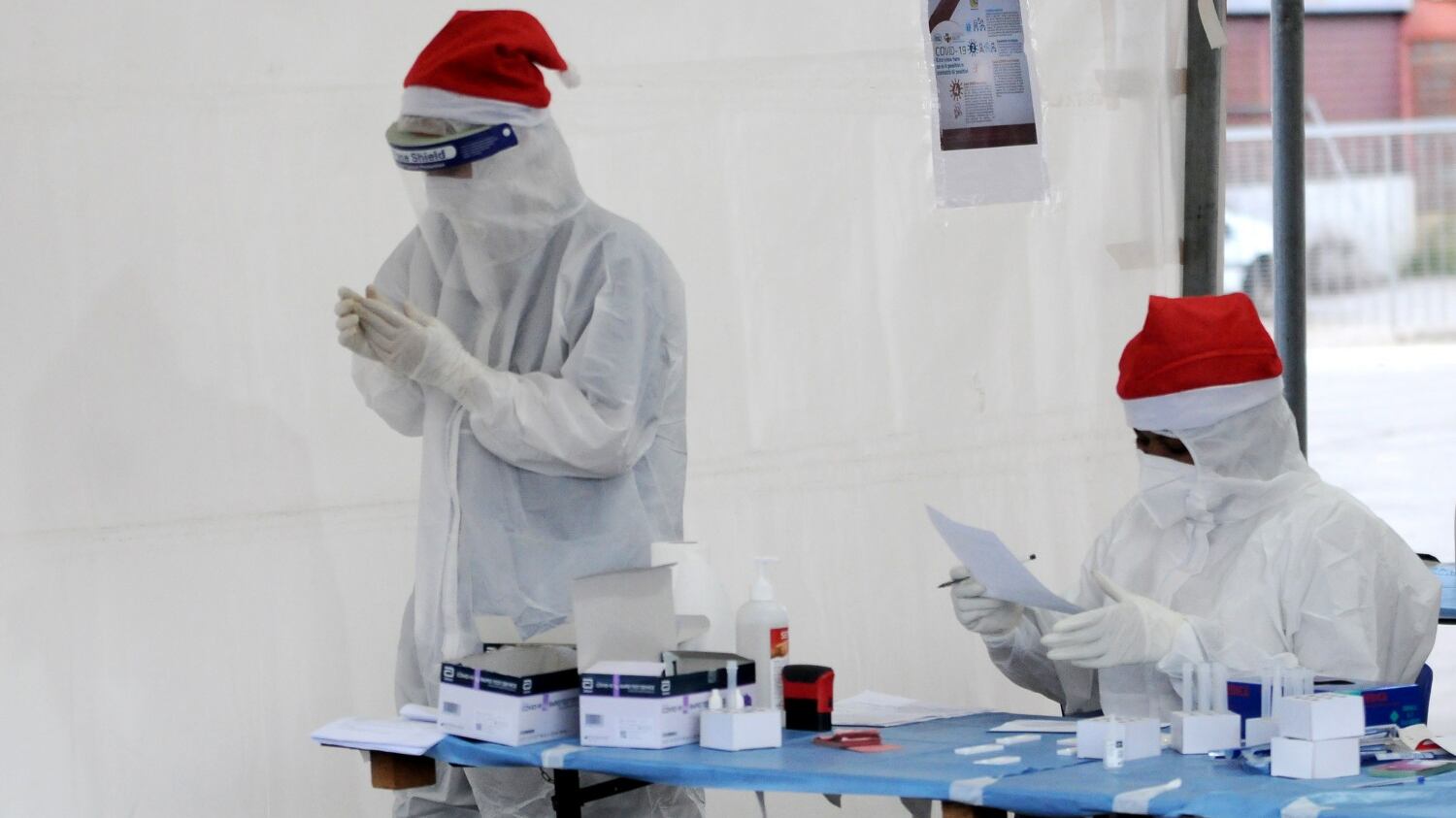 Il vaccino anti Covid è in Italia. E Grillo fa l'ironico: "Siringata"