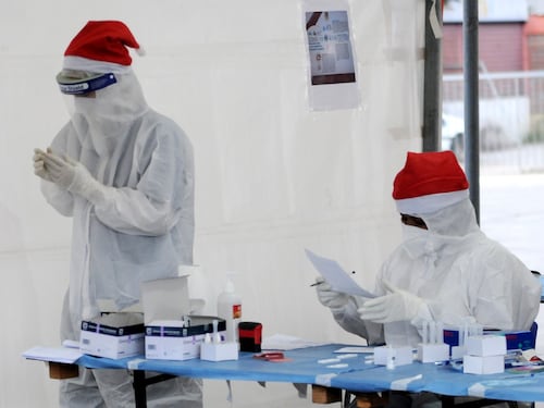 Il vaccino anti Covid è in Italia. E Grillo fa l'ironico: "Siringata"