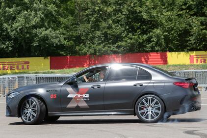 Velocità e adrenalina a bordo delle Mercedes-AMG 8