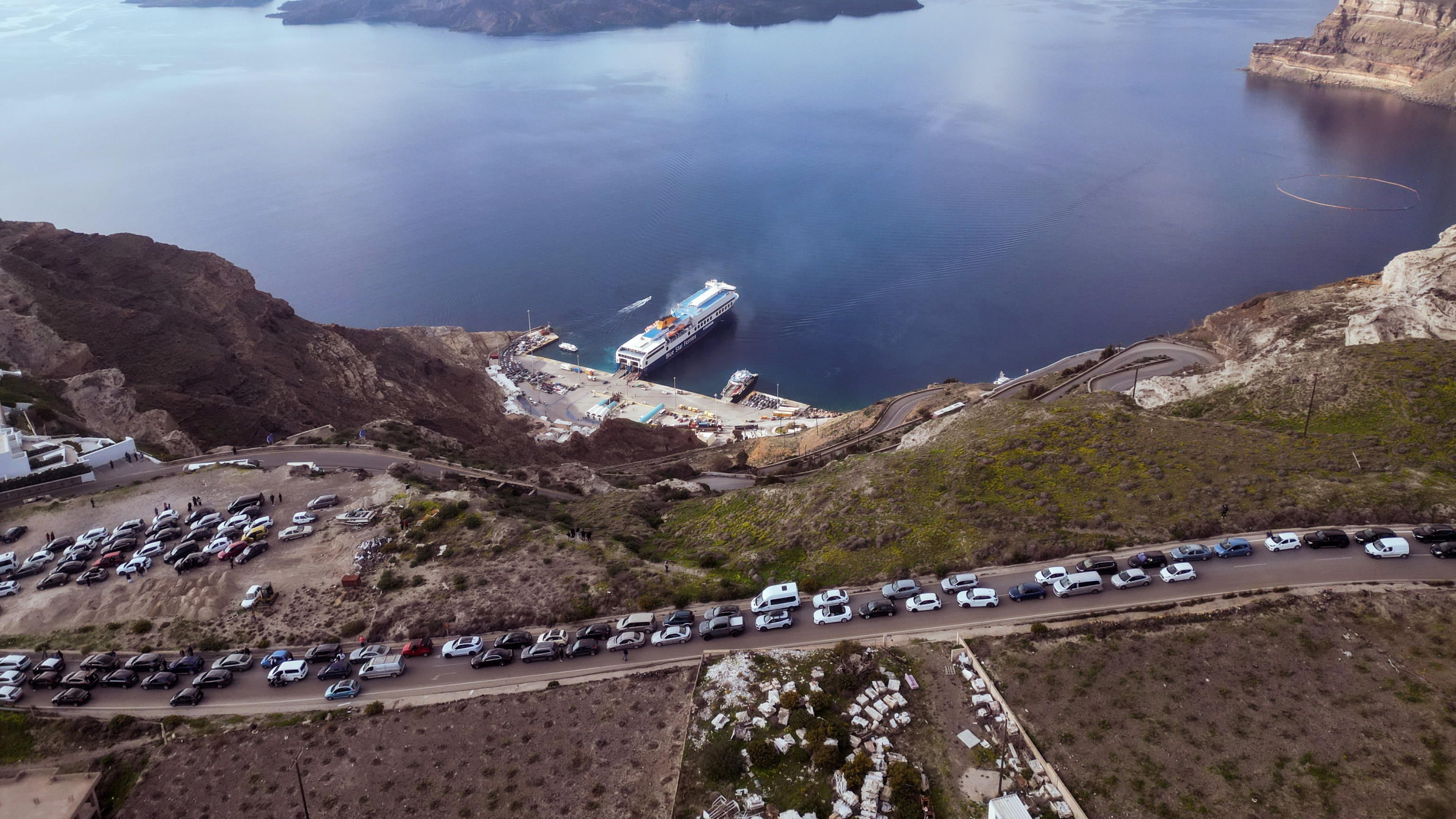 Le scosse, la fila di auto e i 9 mila in fuga: paura a Santorini per il terremoto