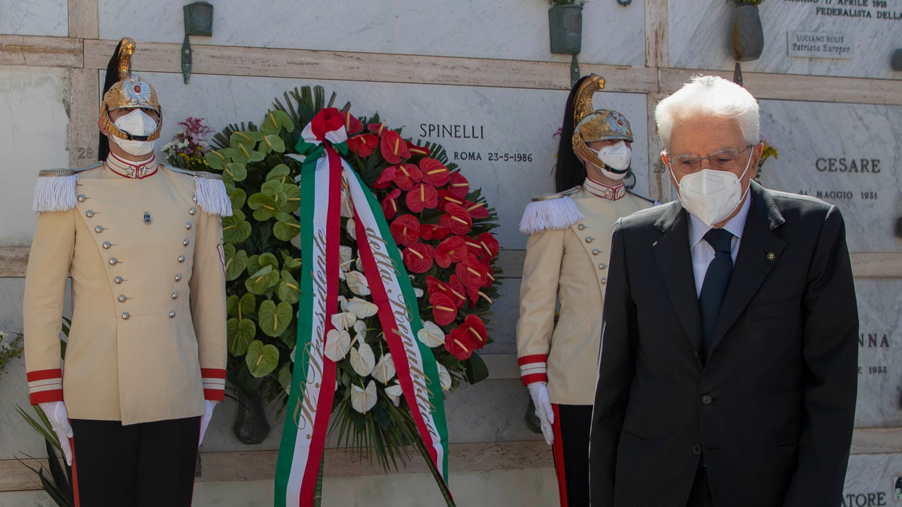 Mattarella: "La Ue non incide". E invoca l'esercito europeo