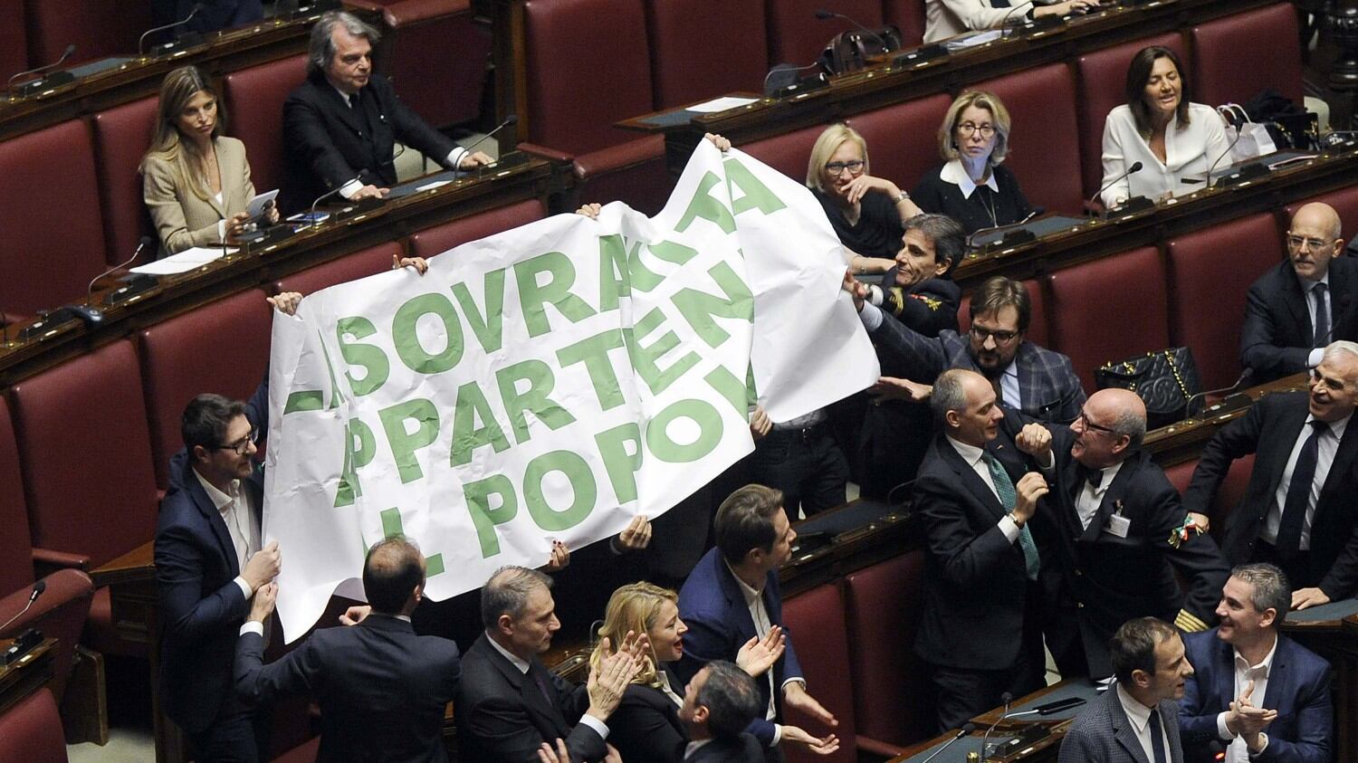 Gentiloni incassa la fiducia. Opposizioni contro il governo