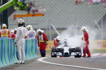 La Mercedes di Hamilton va in fiamme 6