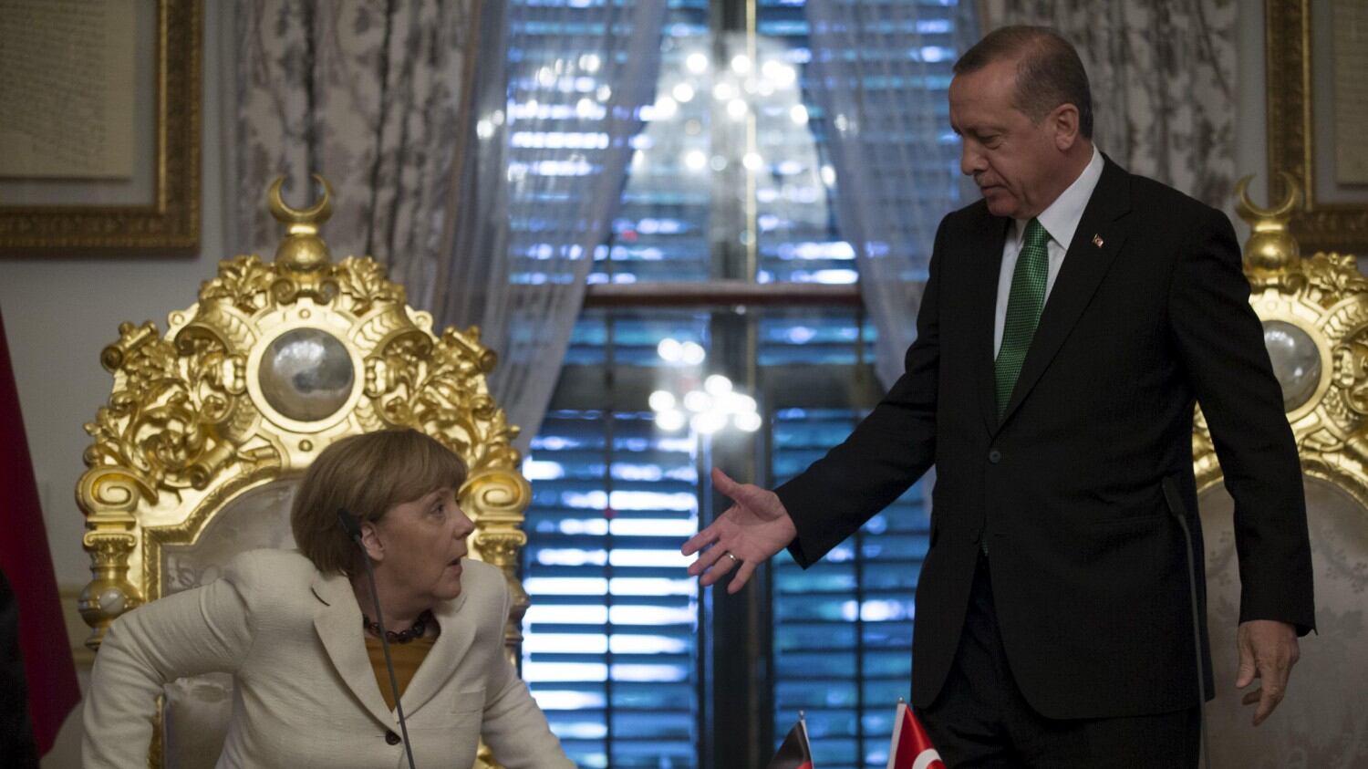 Il ricatto del Sultano: chiede alla Merkel 3 miliardi per i profughi