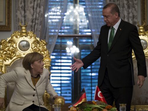 Il ricatto del Sultano: chiede alla Merkel 3 miliardi per i profughi