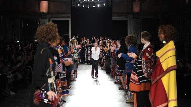 Il colletto laccato di Armani, gli ideogrammi Biagiotti, le ciabattine di pelo di Colangelo