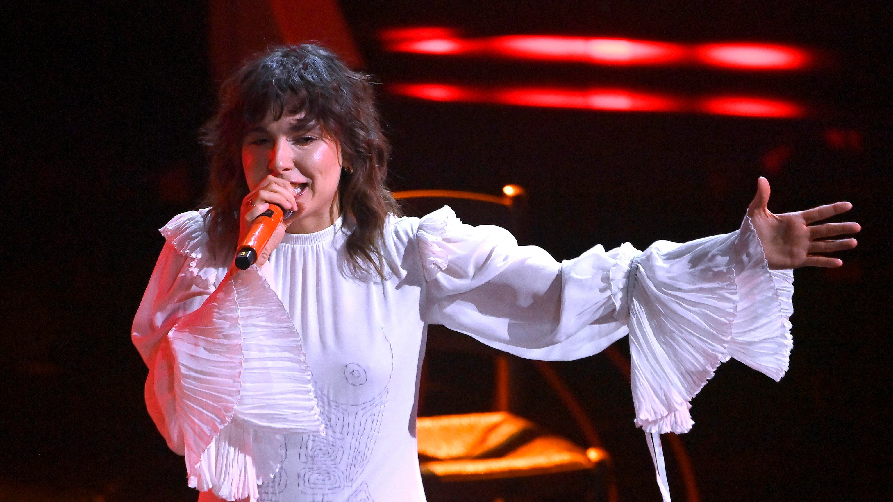 "La svolta da cantautrice cantando gli amori nascosti nell'ombra"