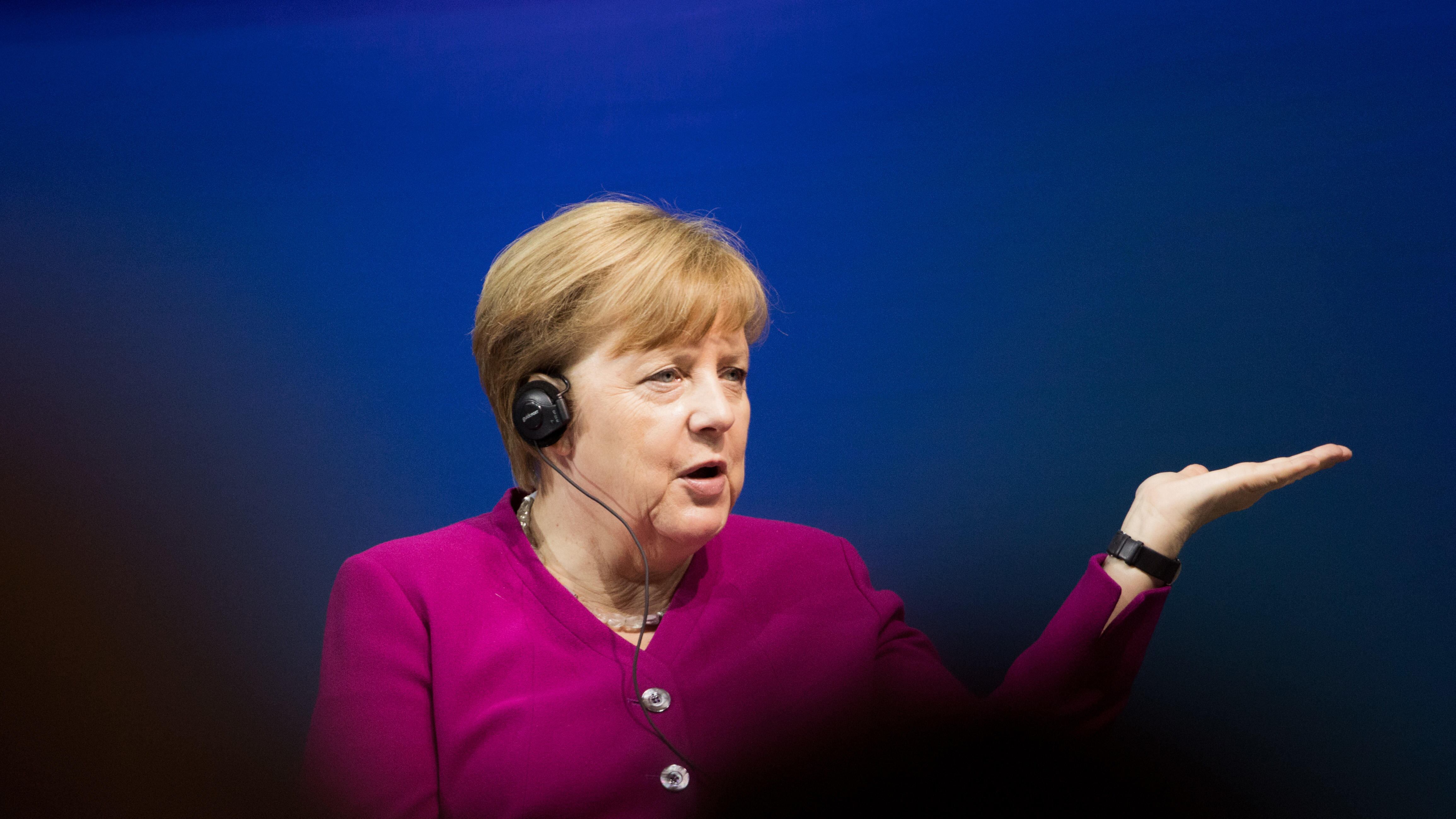 Angela crolla: mai così fragile a casa e in Europa
