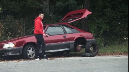 Si ferma per aiutare un automobilista per cambiare la ruota e riceve 200mila dollari