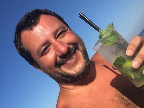 Il faccia a faccia in spiaggia in Versilia tra Salvini e il vu cumprà
