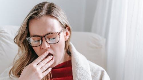 Perché sbadigliare è contagioso: ecco lo studio che ne svela i motivi
