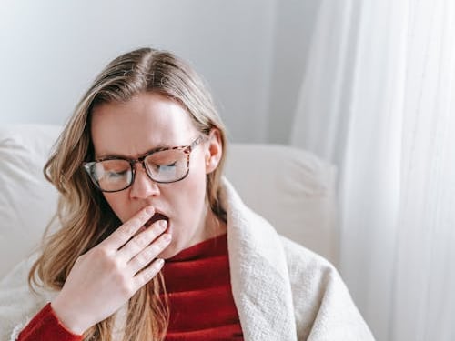 Perché sbadigliare è contagioso: ecco lo studio che ne svela i motivi