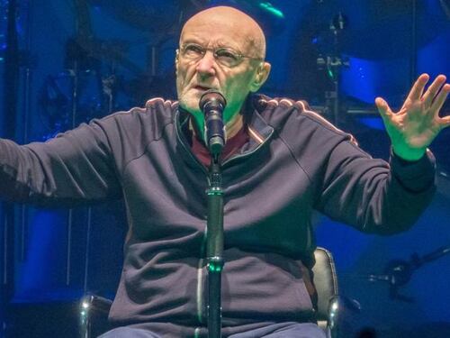 "È immobile...". Phil Collins, peggiorano le sue condizioni di salute