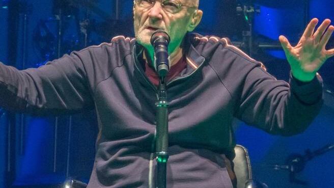 "È immobile...". Phil Collins, peggiorano le sue condizioni di salute