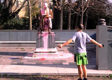 Statua di Indro Montanelli imbrattata3