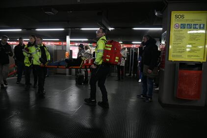 Milano, brusca frenata sulla linea rossa della metro a San Babila: venti persone coinvolte 3
