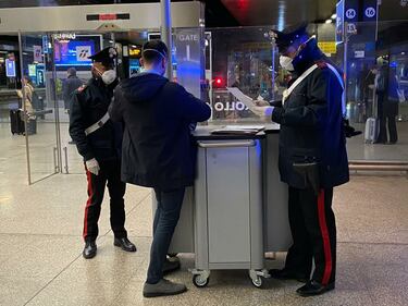 I controlli dei carabinieri alla stazione Termini dopo la promulgazione del decreto di Conte 1