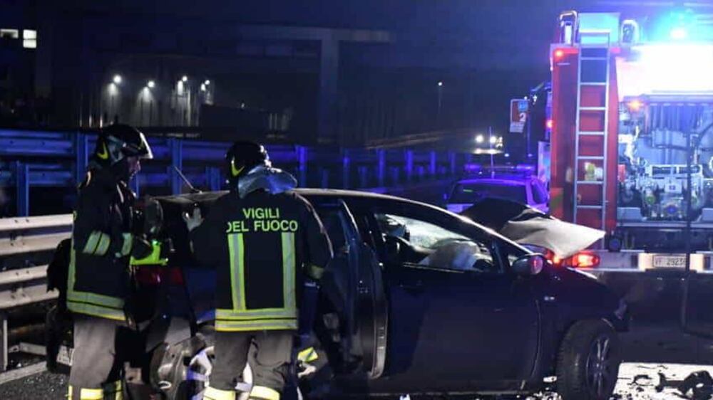Scontro in galleria tra auto e bus: muore una donna, dodici i feriti