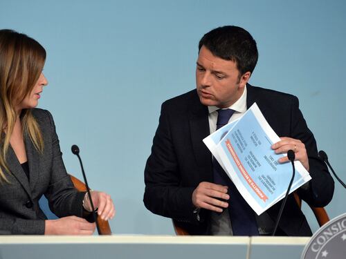 Renzi manda a casa i senatori