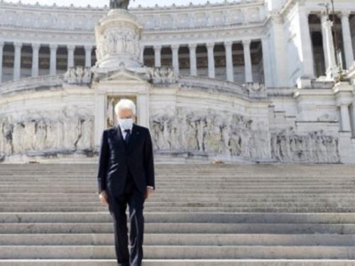 Mattarella celebra il 25 aprile da solo indossando la mascherina