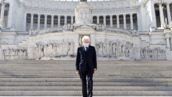 Mattarella celebra il 25 aprile da solo indossando la mascherina