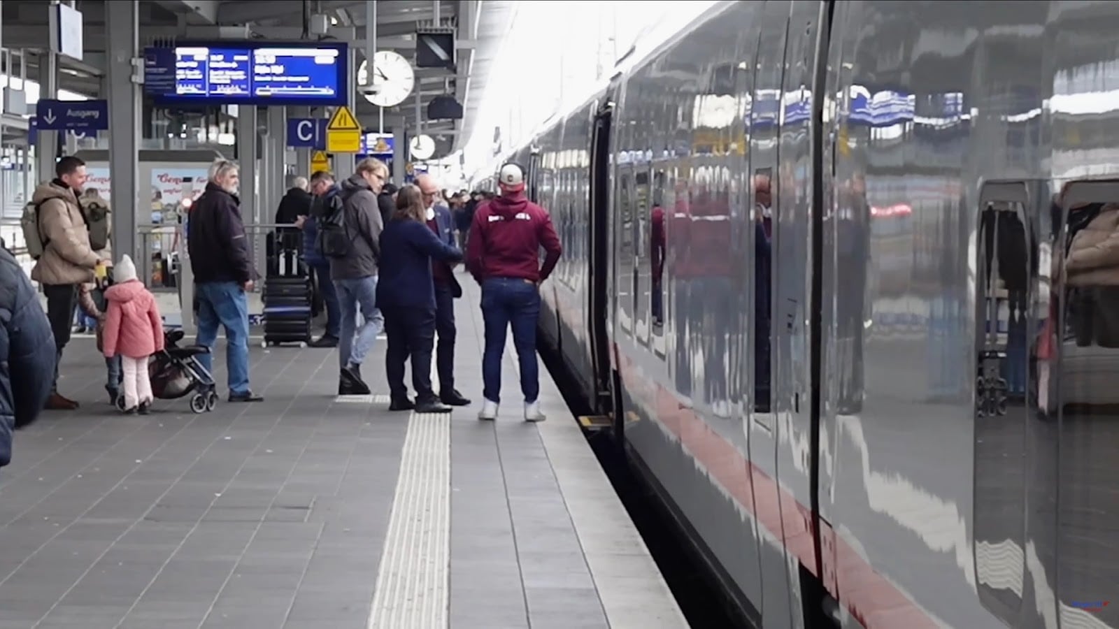 Chiede il biglietto allo straniero, capotreno ucciso di botte a 36 anni