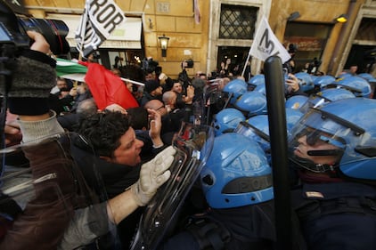 Scontri davanti la sede del Pd in Via del Nazareno 15