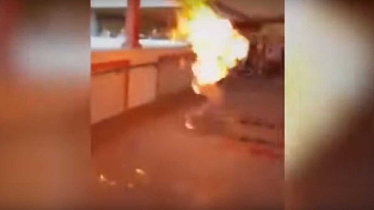 Hong Kong, bruciato vivo un sostenitore di Pechino