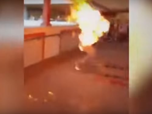 Hong Kong, bruciato vivo un sostenitore di Pechino