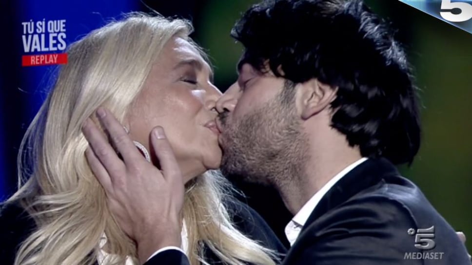 Tu si que vales, il bacio in studio. La Venier colta ancora di sorpresa