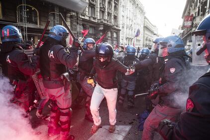 Scontri e cariche a Roma 14