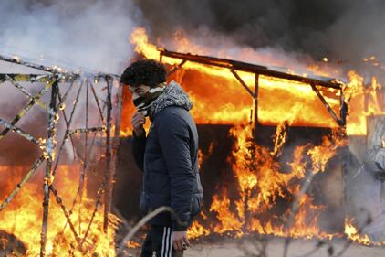 Sospeso lo sgombero della "Giungla" Scontri tra polizia e migranti a Calais