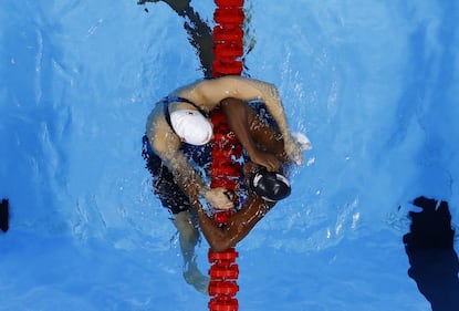 Simone Manuel fa la storia: prima afroamericana a vincere l'oro nel nuoto. Le lacrime di gioia 10