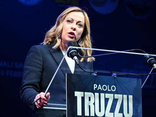 "Solo antifascismo". Meloni asfalta la Todde e attacca: "Fango contro di noi, ma dureremo 5 anni"