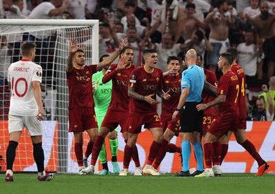 Europa League, la Roma cede al Siviglia dopo i calci di rigore: le immagini più belle 19