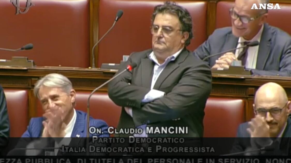 In silenzio e impalato per 8 minuti. La sceneggiata del dem contro il dl Sicurezza