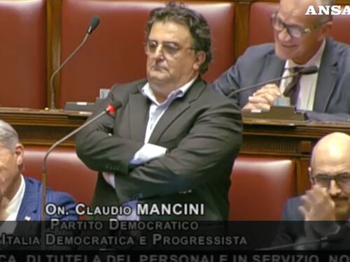 In silenzio e impalato per 8 minuti. La sceneggiata del dem contro il dl Sicurezza