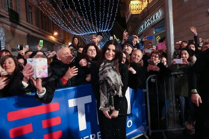 Laura Pausini canta con i fan fuori dall'Ariston 16