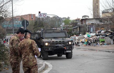 Roma, i militari all'ingresso del campo rom di via Salviati 5