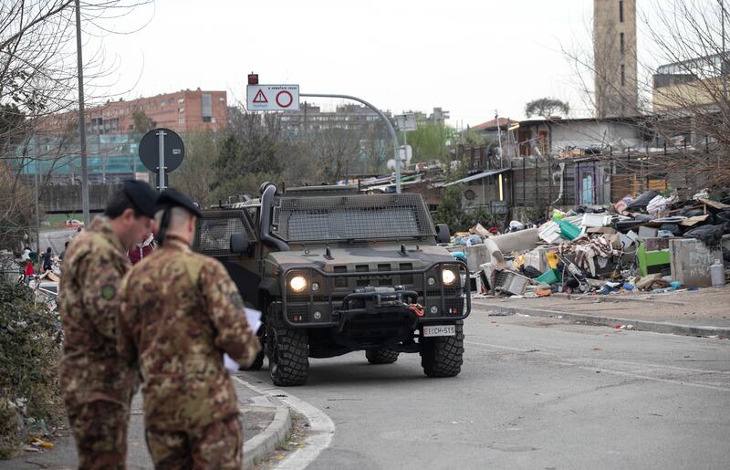 Roma, i militari all'ingresso del campo rom di via Salviati 5