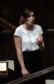 Boschi aggressiva: vestitino attillato e tacchi vertiginosi 7