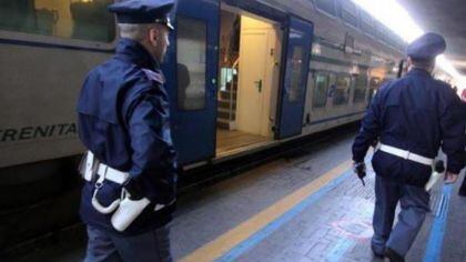 Sul treno senza biglietto, ferisce 2 agenti. Aveva un coltello di 23 centimetri
