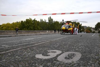 Parigi, strage alla sede della polizia: funzionario uccide 4 persone 1