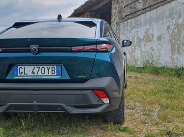 Peugeot 408, le foto del crossover “tuttofare” 10