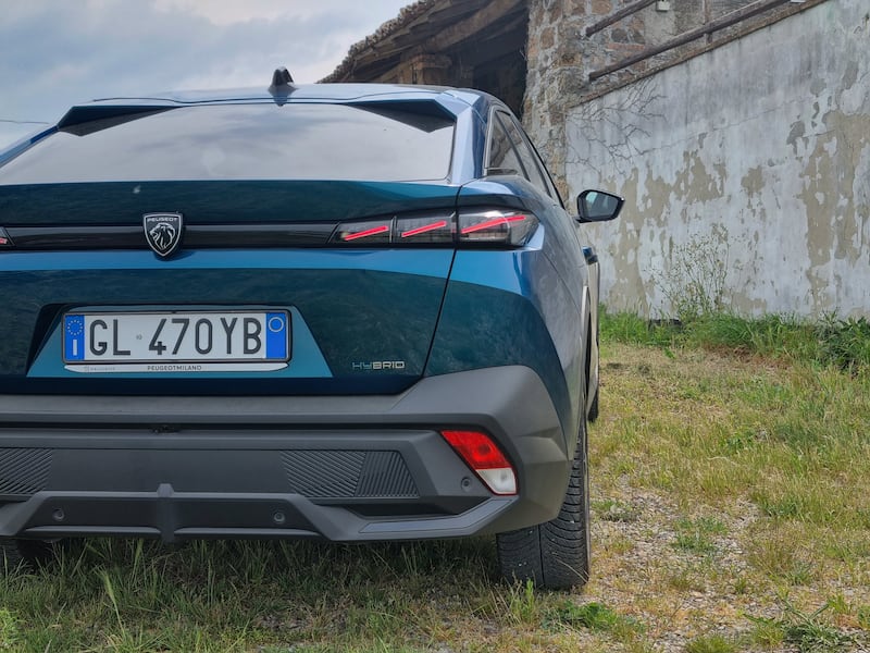 Peugeot 408, le foto del crossover “tuttofare” 10