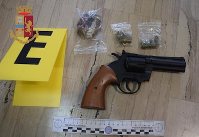 Kalashnikov, pistole e droga nel campo rom: la polizia scopre l'arsenale 1