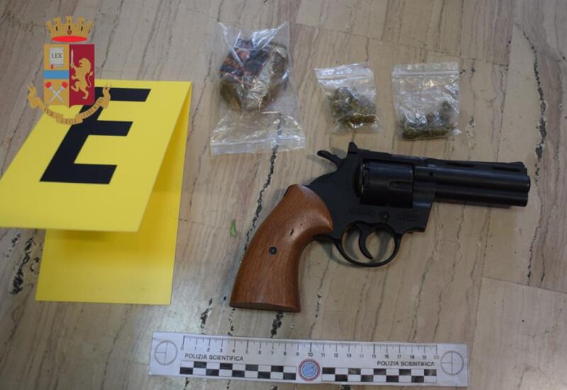 Kalashnikov, pistole e droga nel campo rom: la polizia scopre l'arsenale 1