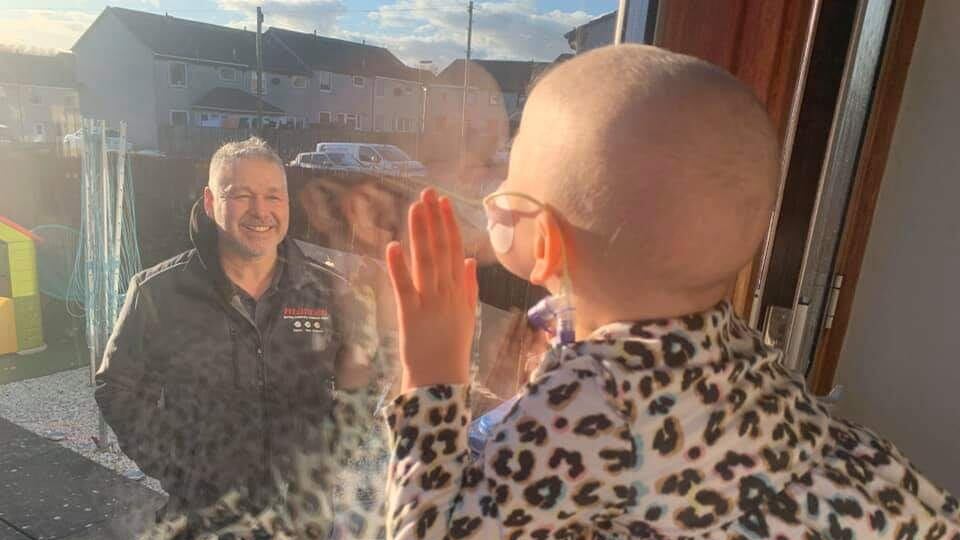Coronavirus, bimba ha il cancro e il papà la saluta dalla finestra